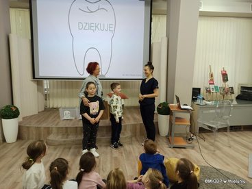 „W służbie człowiekowi” – w Miejskiej i Gminnej Bibliotece Publicznej w Wieluniu odbyło się spotkanie z dentystą